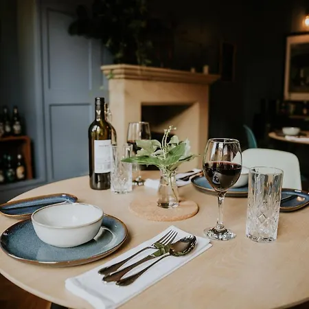 Dacre House, Couette-café